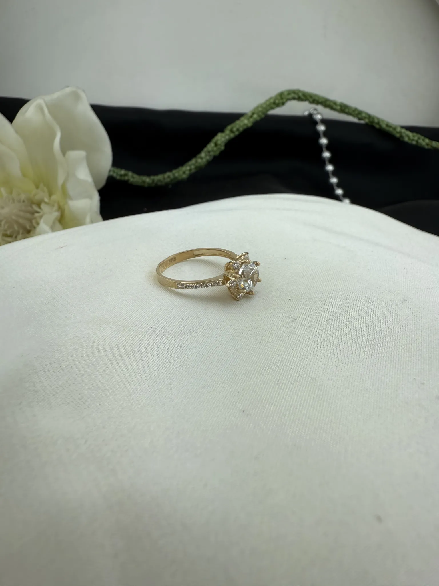 Yan Kollar Taşlı Yıldız Tektaş Yüzük