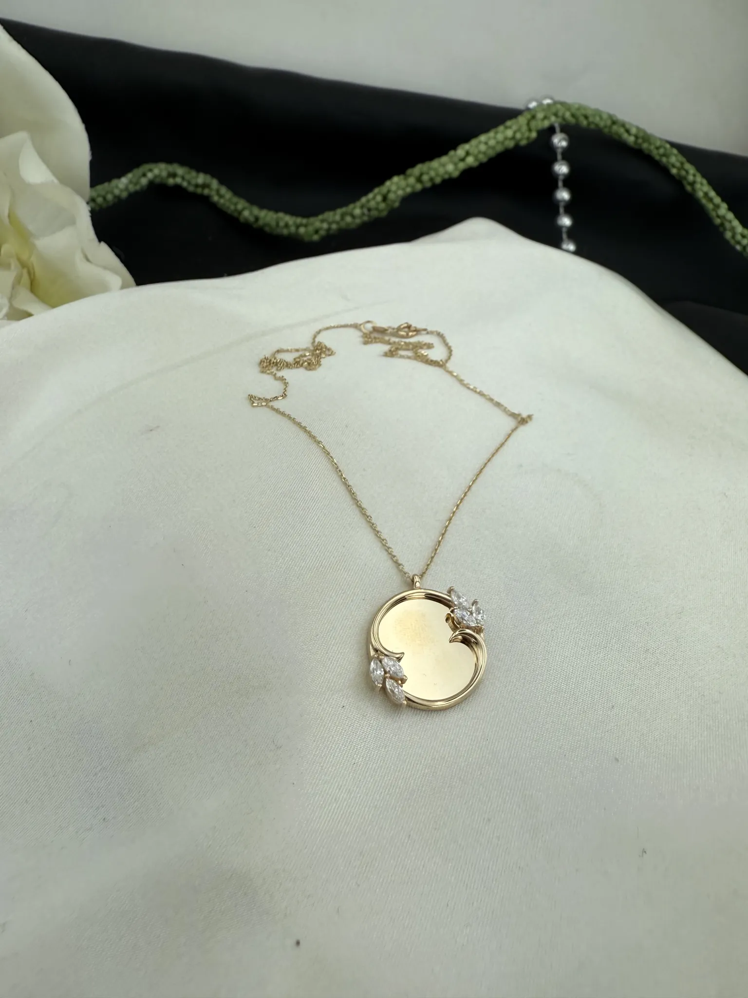 Özel Tasarım Taşlı Plaka Kolye