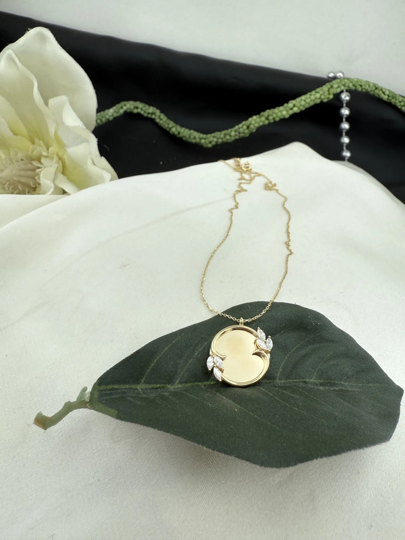 Özel Tasarım Taşlı Plaka Kolye